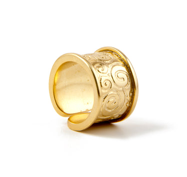 Anillo macu dorado.